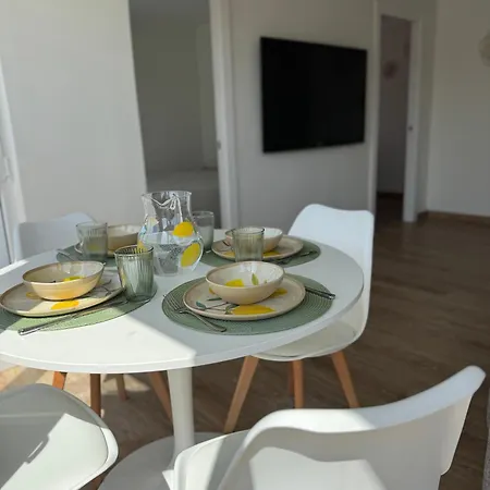 Beach Apartment Fuengirola شقة *